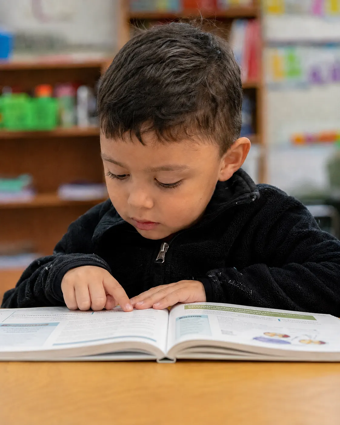 Niño alegre leyendo un libro